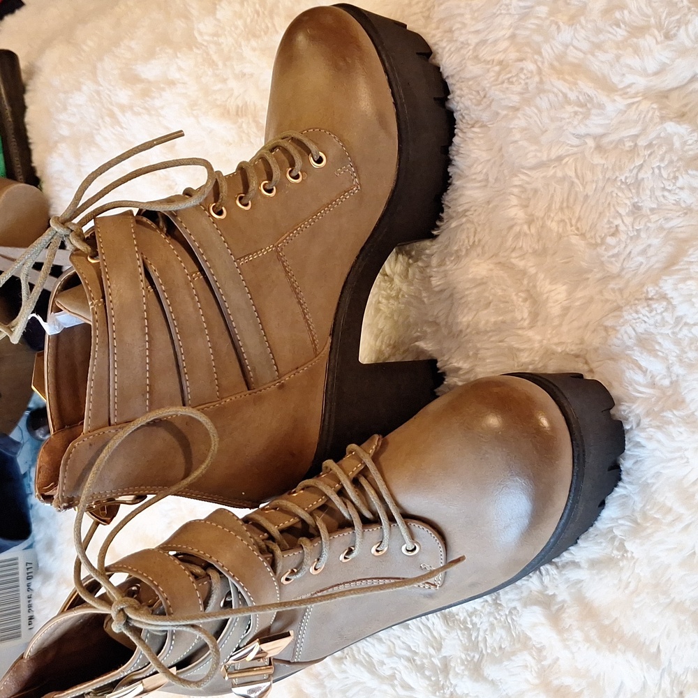 Bella Marie Khaki Platform Boota Size 7.5